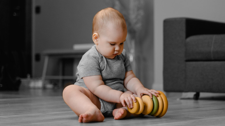 Enfant avec jouet à empiler en bois